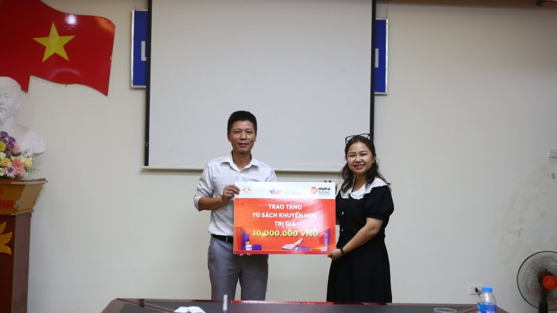 LỄ TRAO TẶNG TỦ SÁCH KHUYẾN HỌC